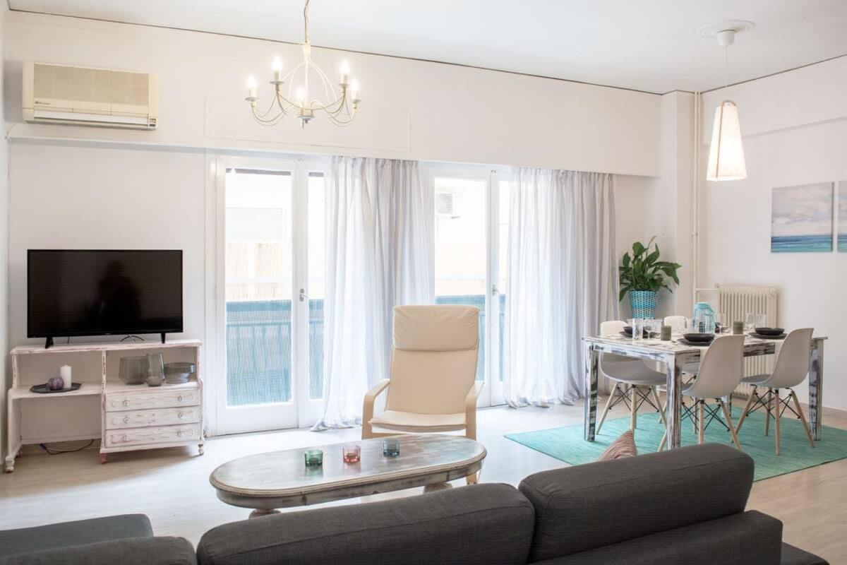 Stylish In Center Apartment *