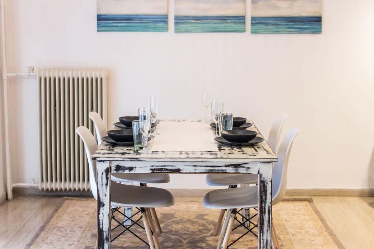 Stylish In Center Apartment *