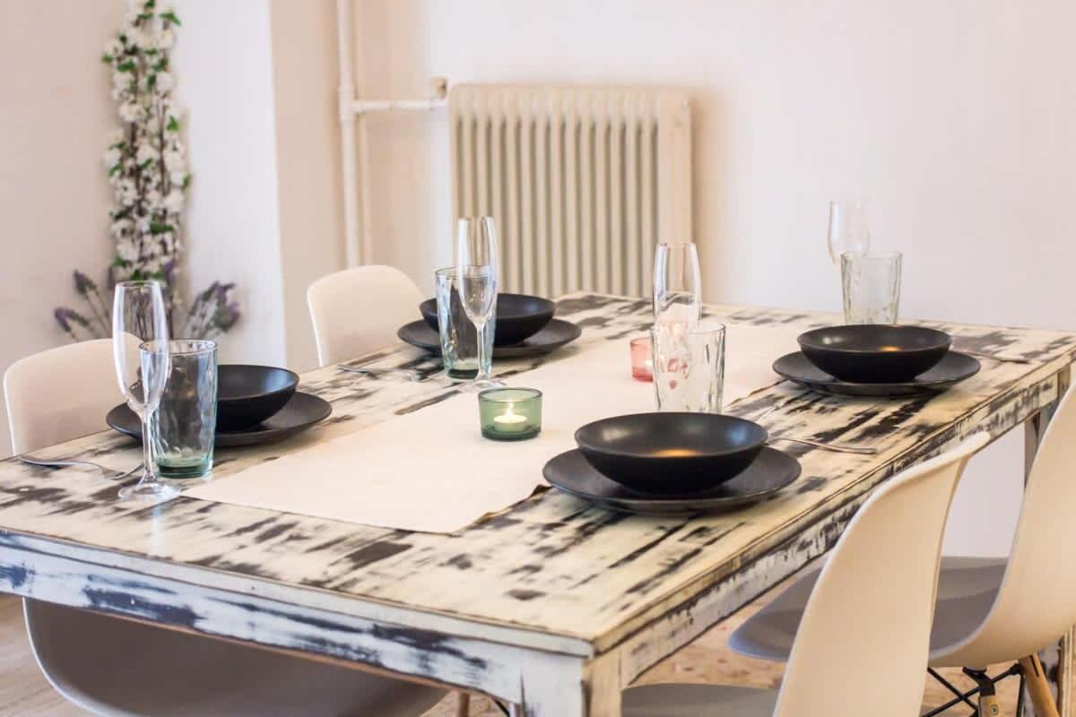 Stylish In Center Apartment *